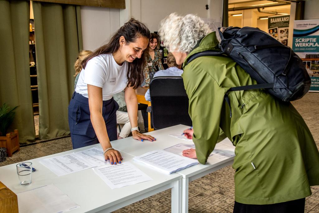 Mandy ontvangt gasten bij de slotbijeenkomst